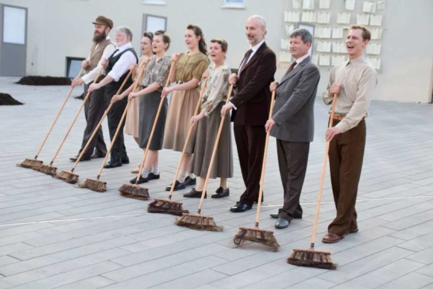 Początek spektaklu w piątek o 19:00 na placu przed teatrem....