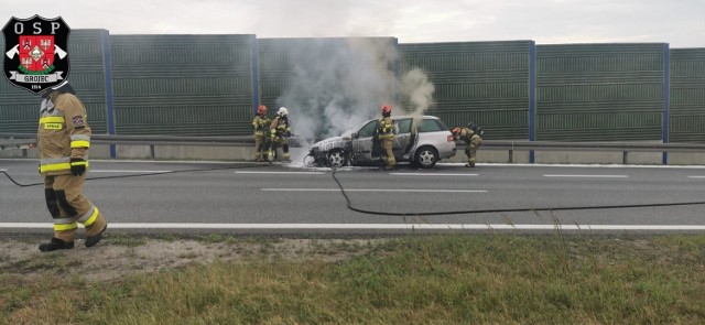 Kolizja samochodu osobowego z ciężarówką na autostradzie A4. Pożar auta na węźle Rudno