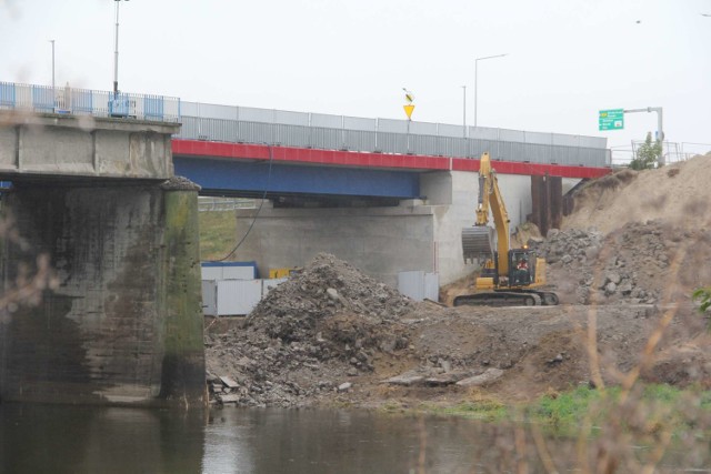 Trwa rozbiórka starego mostu przez rzekę Wartę w Międzychodzie (14.10.2020).