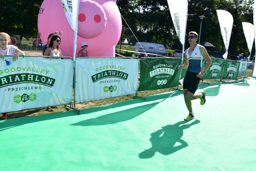 Przechlewo. Goodvalley Triathlon Przechlewo 2019  - zawodnicy "ćwiartki" Ironmana i sztafet na finiszu  część 1