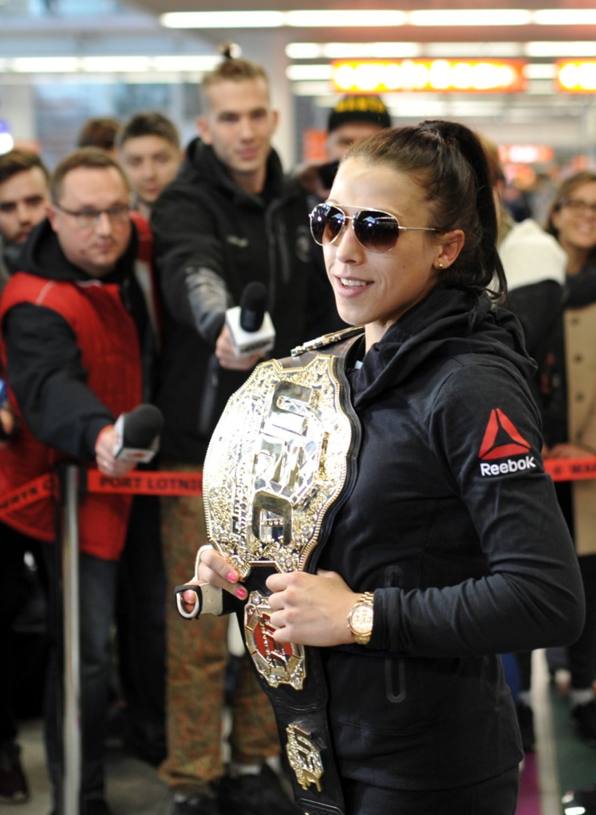 Joanna Jędrzejczyk, mistrzyni świata UFC wylądowała w Warszawie [ZDJĘCIA]