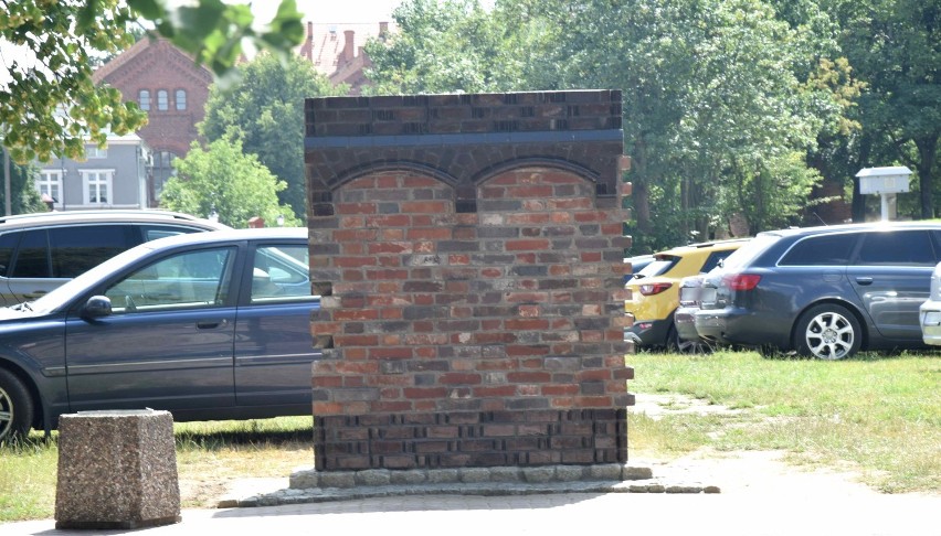Malbork. Pomnik polskich działaczy plebiscytowych z 1920 r. stoi prawie na parkingu. Burmistrz zapewnia, że zadba, by było to godne miejsce