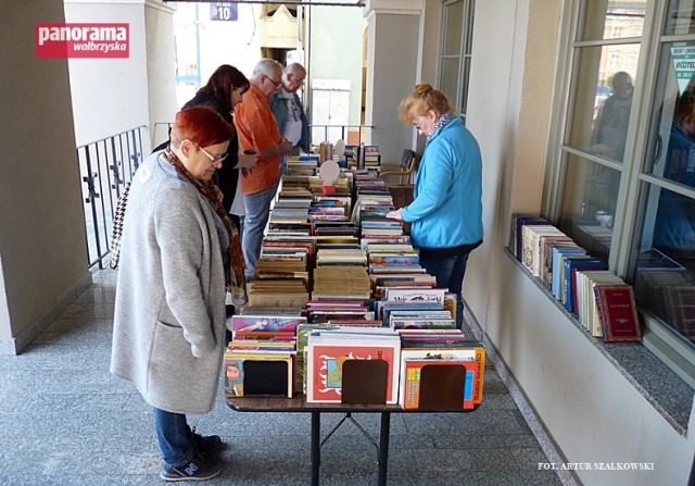 Kiermasz książki organizowany przez Bibliotekę pod Atlantami w Wałbrzychu