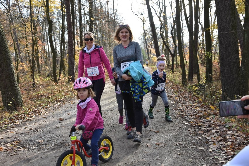 Bieg Leśna Kurka w Rybniku: Biegną z psami, idą z kijkami, spacerują i świetnie się bawią