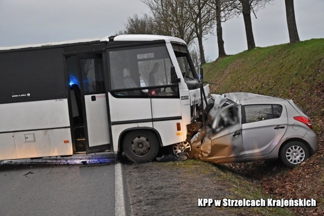 Jedna osoba poniosła śmierć na miejscu, a dwie kolejne zostały przewiezione do szpitala na badania. To bilans czwartkowego (20 lutego) wypadku, do którego doszło na drodze wojewódzkiej nr 156 pod Strzelcami Krajeńskimi.

W czwartek, kilkanaście minut przed godziną 16, policjanci ze Strzelec Krajeńskich dostali zgłoszenie o wypadku, do którego doszło na drodze wojewódzkiej nr 156 na odcinku Strzelce Krajeńskie – Zwierzyn. Osobowy hyundai czołowo zderzył się z autobusem. Na miejscu szybko pojawiły się służby ratunkowe. 

- Na miejscu śmierć poniosła 34-kobieta, która kierowała osobówką. Autobusem natomiast podróżowało pięć osób: dwie z nich zostały przewiezione na badania do szpitala – informuje mł. asp. Tomasz Bartos, rzecznik Komendy Powiatowej Policji w Strzelcach Kraj.

Po zakończeniu akcji ratunkowej, policjanci pod nadzorem prokuratora, zajęli się wyjaśnianiem okoliczności wypadku.

Dużo pracy mieli również do wykonania strażacy, którzy przy pomocy specjalistycznego sprzętu kierowali akcją ratowniczą i zabezpieczali miejsca zdarzenia. Droga na odcinku Strzelce Krajeńskie – Zwierzyn przez blisko cztery godziny była zablokowana, dlatego policjanci wyznaczyli objazdy.

Niestety to już czwarta osoba, która zginęła w tym roku w wypadku na ternie powiatu strzelecko-drezdeneckiego. - Na te chwilę nie znamy jeszcze przyczyny tej tragedii. Jednak po raz kolejny przypominamy o zachowaniu pełnej koncentracji na drodze i przestrzeganiu przepisów ruchu drogowego – dodaje mł. asp. Tomasz Bartos.

oprac. Paweł Wańczko, źródło: Komenda Powiatowa Policji w Strzelcach Kraj.

Zobacz też: Pijany kierowca spowodował wypadek. Zginęły dwie kobiety. Lubuska policja zapowiada walkę z pijanymi kierowcami
