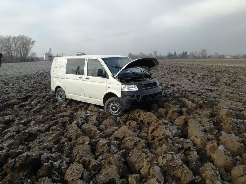 Wypadek w Otfinowie. Volkswagen z trzema osobami dachował na drodze wojewódzkiej. Samochód wylądował w polu [ZDJĘCIA]