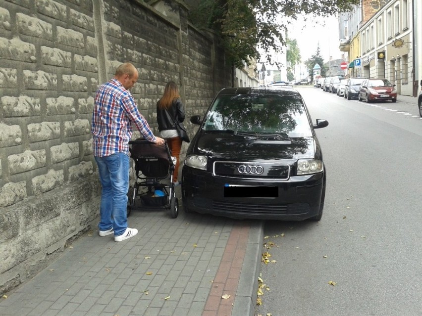 Ul. Mościckiego – Parkowanie na chodniku, całkowity brak...