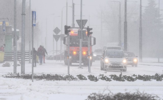 W środę, 17.02. śnieg ma padać przez cały dzień. Kierowcy muszą liczyć się z dużymi utrudnieniami na drogach.