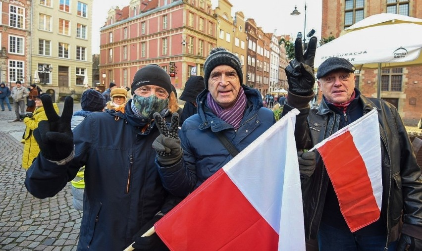 Gdański protest „Stan wyjątkowo bezprawny”. Kilkadziesiąt osób protestowało w Gdańsku przeciwko polityce rządu