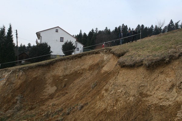 Osuwisko zabiera im źródło utrzymania i dom [ZDJĘCIA]