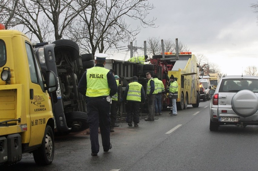 Orkan Fryderyka wywrócił auto ciężarowe pod Legnicą [ZDJĘCIA]
