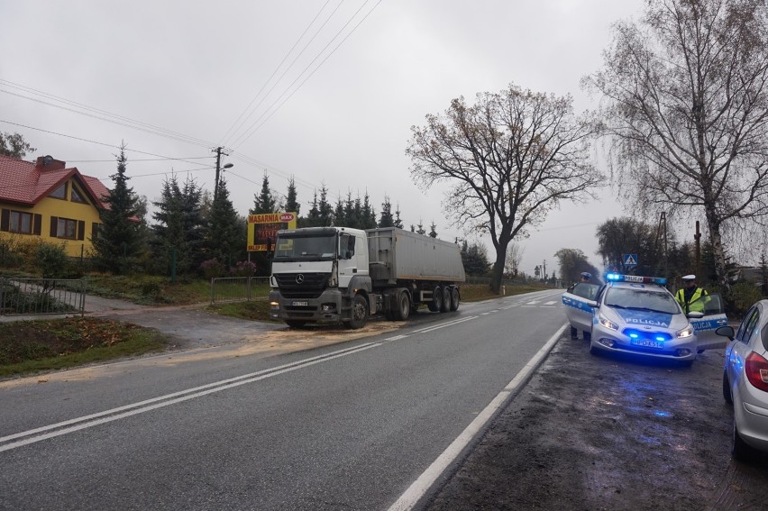 Zderzenie aut w Spławach Drugich. Kierowca ciężarówki wjechał w dostawczego busa (ZDJĘCIA, WIDEO)