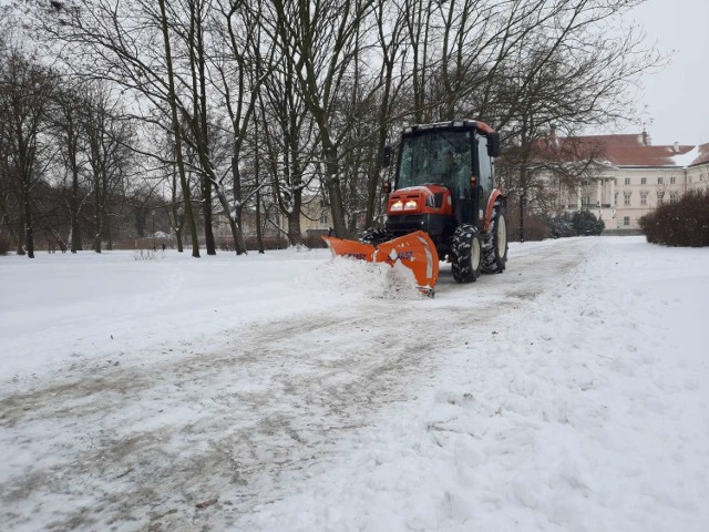 Zima w Kaliszu. Znów zrobiło się biało. Trudne warunki na drogach