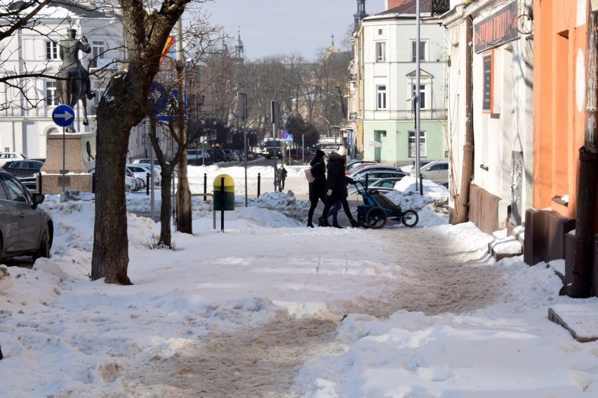 Wiele chodników w centrum Kielc jest nieodśnieżonych, mimo...