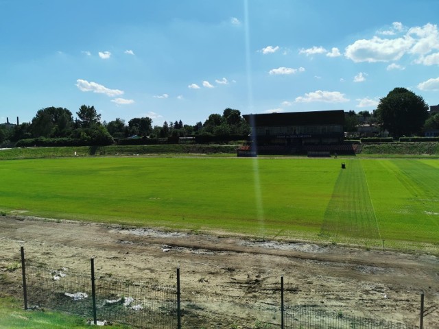 W Czeladzi trwa pierwszy etap przebudowy Stadionu Miejskiego im. J. Pawełczyka, potem remontowana będzie trybuna główna i budynek klubowy Zobacz kolejne zdjęcia/plansze. Przesuwaj zdjęcia w prawo - naciśnij strzałkę lub przycisk NASTĘPNE