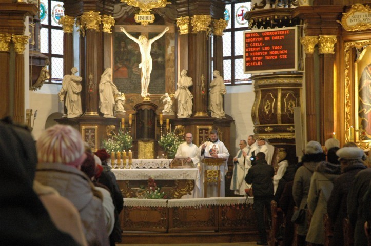 Dzień Chorego 2013 w wejherowskim sanktuarium - uroczysta msza z sakramentem namaszczenia