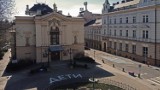 Wyjątkowy znak jedności z Ukrainą. Napis „Дети” przed Teatrem Polskim w Bielsku-Białej