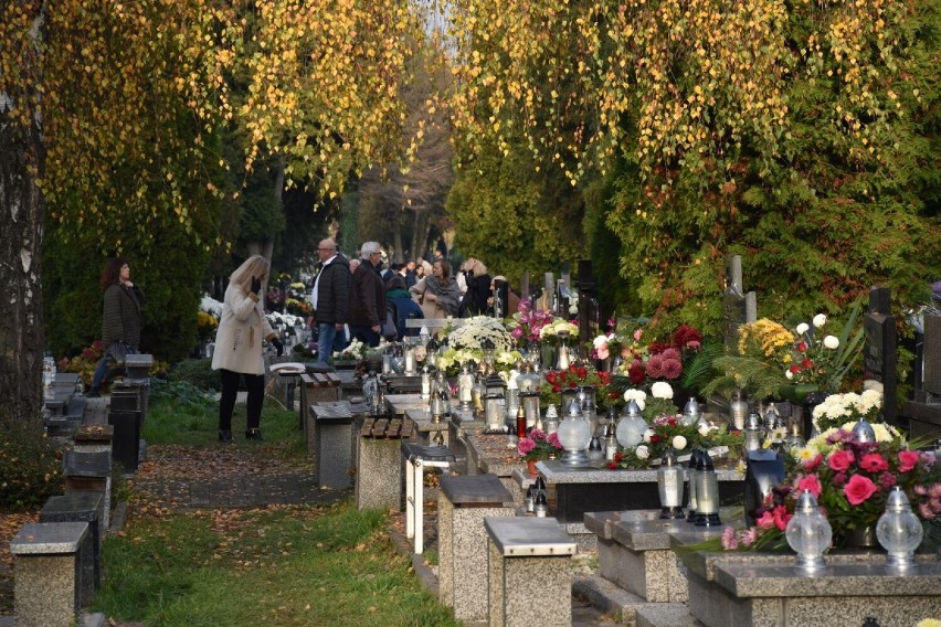 Wszystkich Świętych 2022. Kaliszanie odwiedzają groby swoich bliskich na Cmentarzu Komunalnym. ZDJĘCIA