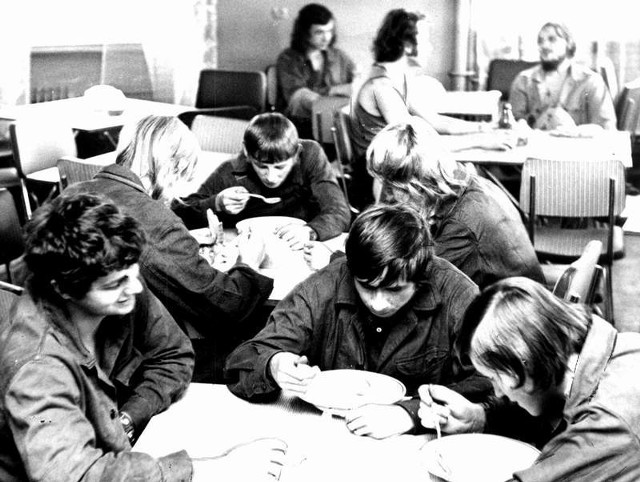 Uczniowie szkoły przyzakładowej w jadalni wydziałowej odlewni staliwa i brązów W-1
"Gazeta Zachodnia" 1975 rok