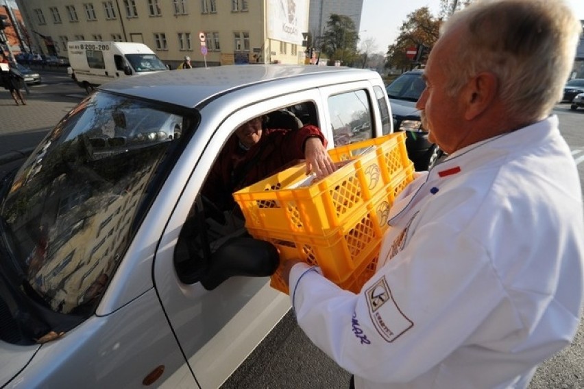 Ideą wypieku rogali było, by się nimi dzielić z uboższymi....