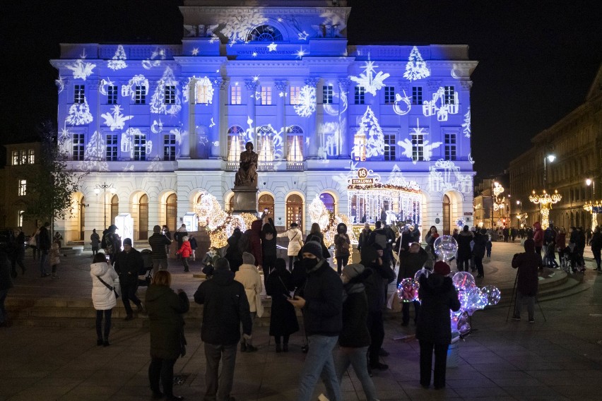 Świąteczna iluminacja rozbłysła w Warszawie. Świetlny labirynt i inne nowości. "Takiej iluminacji nie było jeszcze nigdy"