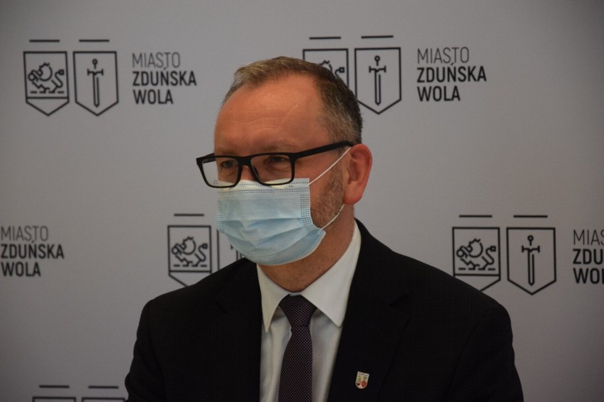 Prezydentowi Zduńskiej Woli Konradowi Pokorze antyszczepionkowiec grozi śmiercią. Sprawa na policji