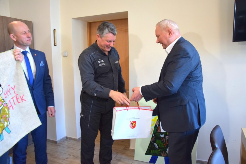 Osadzony z Aresztu Śledczego w Ostrowie Wielkopolskim podarował wyjątkowy prezent Urzędowi Gminy Ostrów Wielkopolski