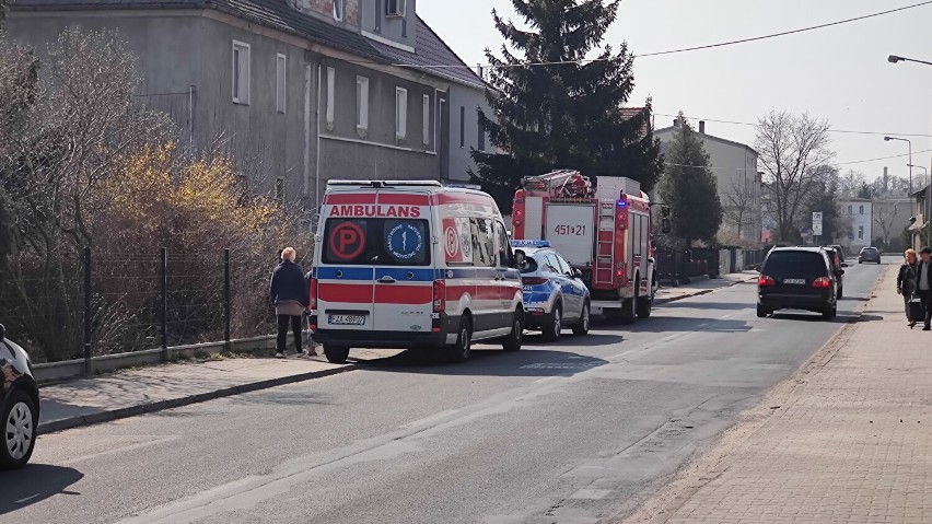 Straż pożarna musiała wejść siłą do mieszkania przy ul. Bohaterów Getta w Żarach. Zasłabła 90-letnia kobieta