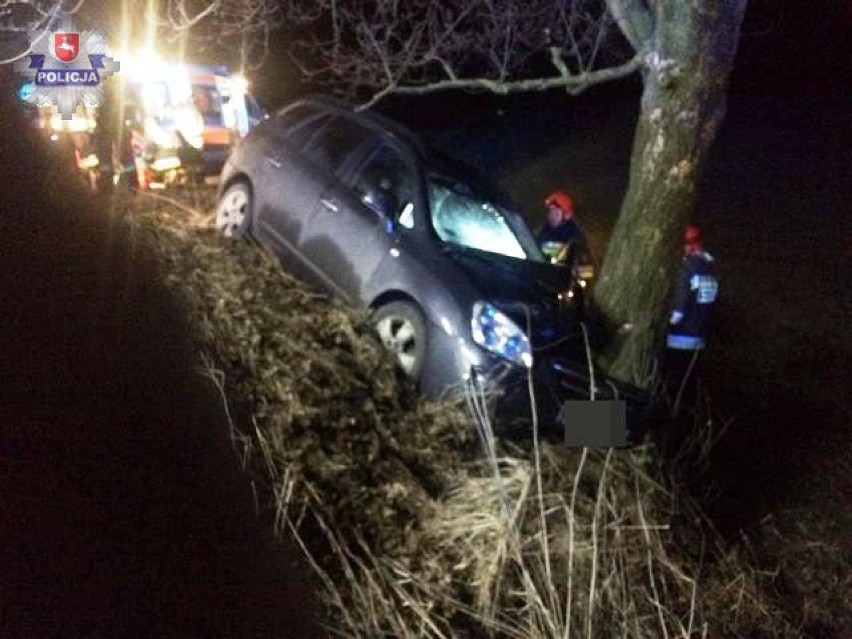 Wypadek w Suszowie. Samochód rozbił się na drzewie. Zginął kierowca