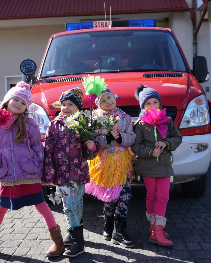 OSP Jastrzębia Góra: przedszkolaki ze strażakami przywitały...