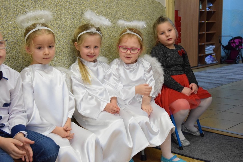 Maryja z Józefem, trzej królowie i aniołki, a więc jasełka w przedszkolu nr 7 w Suwałkach (zdjęcia, wideo)