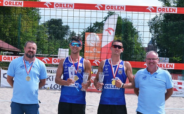 Korab Puck z medalami a Mistrzostwach Polski Juniorów w Siatkówce Plażowej 2020. Złota ekipa trenera Marka Błażejewskiego: Jakub Nowak i Oskar Kutyba