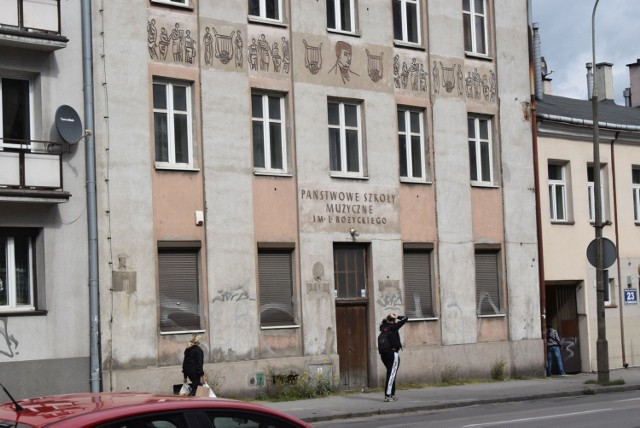 Budynek dawnej Szkoły Muzycznej przy Seminaryjskiej w Kielcach od 10 lat stoi pusty. Miasto nie może go wyremontować, wynająć, czy sprzedać ponieważ przedwojenni właściciela wystąpili o jego zwrot.