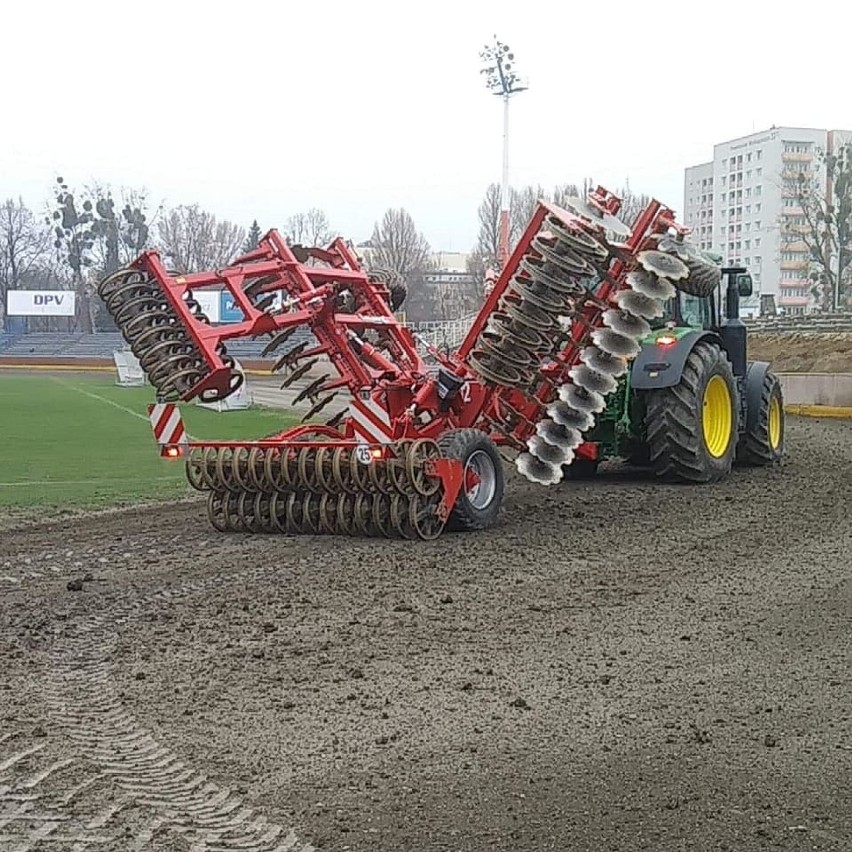 Na stadionie przy ul. Sportowej 2 trwają prace rozbiórkowe...