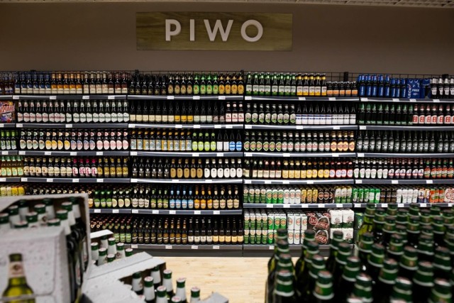 Producenci mocnych alkoholi, ale też Państwowa Agencja Rozwiązywania Problemów Alkoholowych zwracają uwagę na preferencyjne traktowanie piwa w polityce akcyzowej, co powoduje straty dla budżetu państwa i przyczynia się do wzrostu spożycia alkoholu w ogóle. Z kolei prezes Związku Przedsiębiorców i Pracodawców twierdzi, że akcyzę za wódkę należy zrównać do 40 procent! Czy alkohol w Polsce faktycznie podrożeje? Przekonajcie się!

WIĘCEJ NA KOLEJNYCH STRONACH>>>