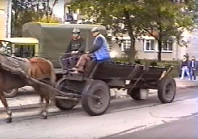 Konie na ulicy, uliczni grajkowie i tłumy na stadionie. Tak wyglądała warszawa...w 1993 roku