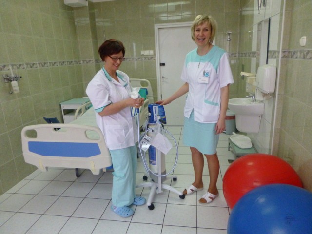 Położne Gabriela Babaczyk i Barbara Gos w sali porodowej  Nowe go  Szpitala w Świeciu z urządzeniem  służącym do podawania pacjentkom  gazu rozweselającego