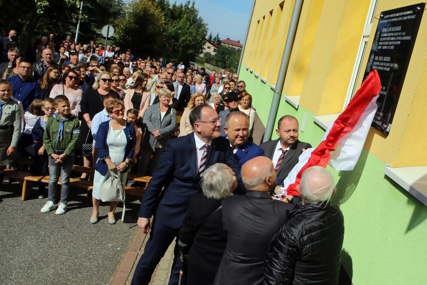 Odsłonięcie tablicy poświęconej zamordowanym nauczycielom z...