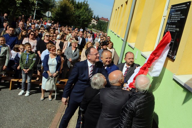 Odsłonięcie tablicy poświęconej zamordowanym nauczycielom z miejscowości Ostrowy nad Okszą