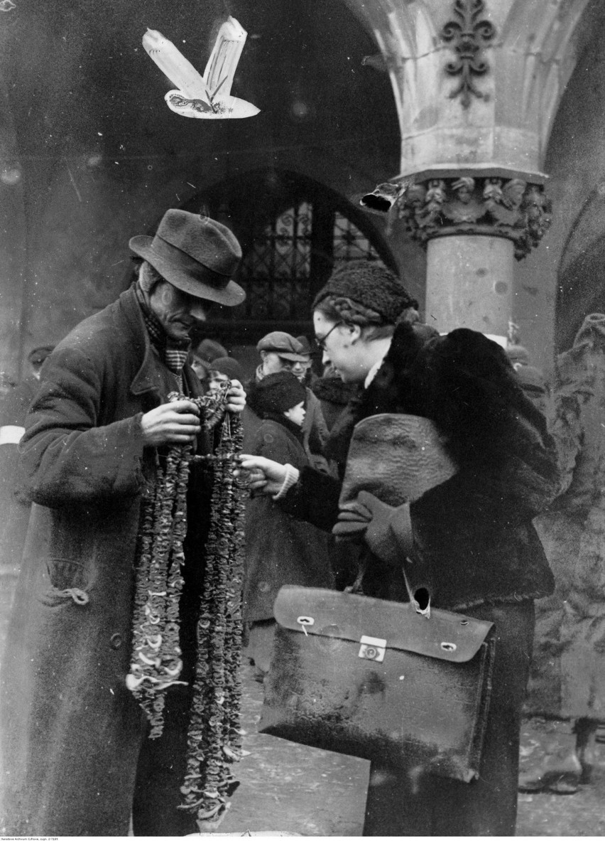 Kraków. Rynek Główny pełen grzybów. Tak handlowano skarbami lasu [ARCHIWALNE ZDJĘCIA]