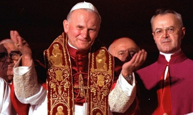 Karol Wojtyła w dniu wyboru na papieża - ten charakterystyczny gest poznał szybko cały świat
