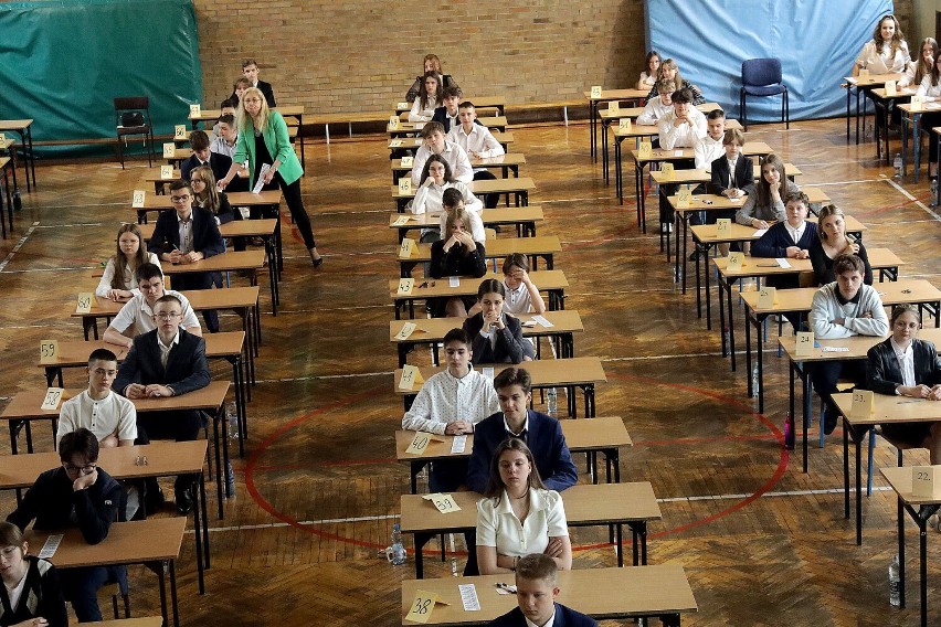 Dzisiaj Egzamin ósmoklasisty! 1415 uczniów zdaje go w Legnicy. zobaczcie zdjęcia