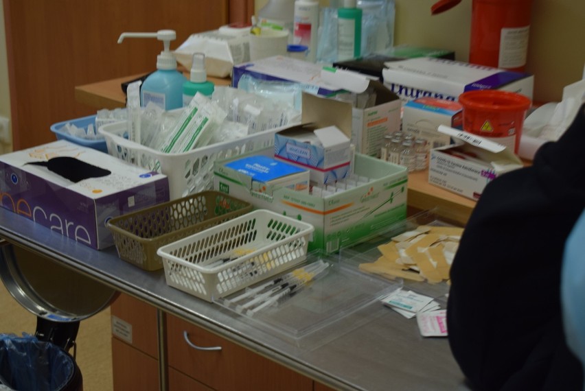 Koronawirus Gniezno. Zapełniony oddział covidowy w gnieźnieńskim szpitalu. Trwają szczepienia nauczycieli