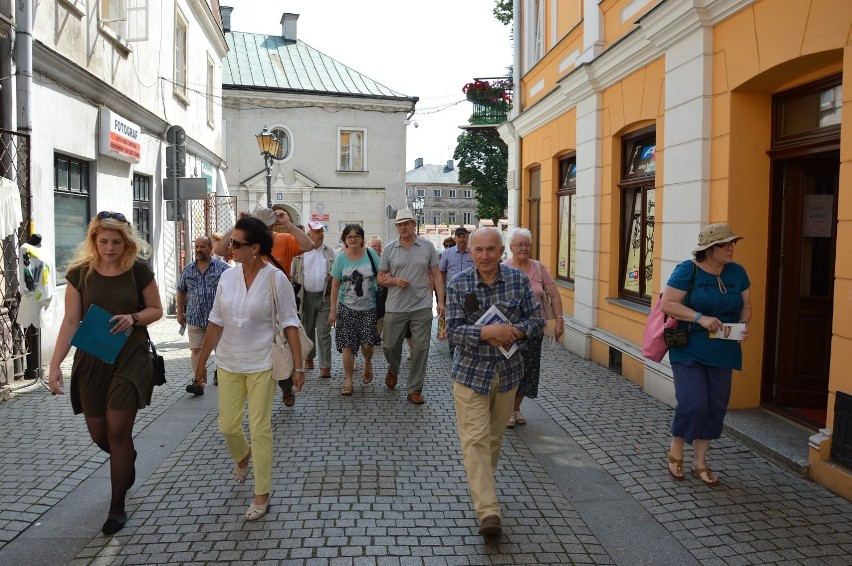 Spacer z CIT po Piotrkowie: Pielgrzymka z Denkowa zwiedzała piotrkowskie świątynie