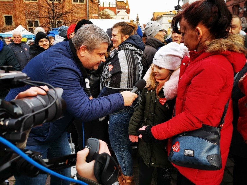 482 osoby ścisnęły się w sercu o powierzchni 20 metrów...