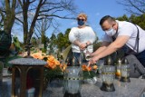 Koronawirus, Piotrków. Piotrkowianie odwiedzają groby bliskich przed Wielkanocą. CMENTARZ BĘDZIE OTWARTY W ŚWIĘTA [ZDJĘCIA]