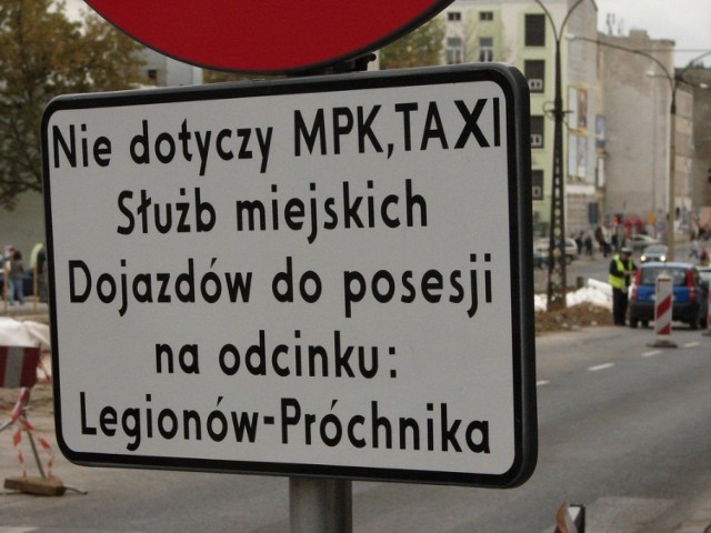 Takie znaki stoją na ulicy Zachodniej i alei Kościuszki (w kierunku Mickiewicza) od 3 września. Mimo tego kierowcy łamią zakaz wjazdu licząc na uniknięcie mandatu.
