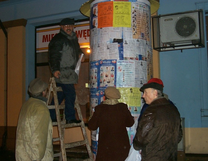 Klejenie plakatów w kampanii wyborczej 2002