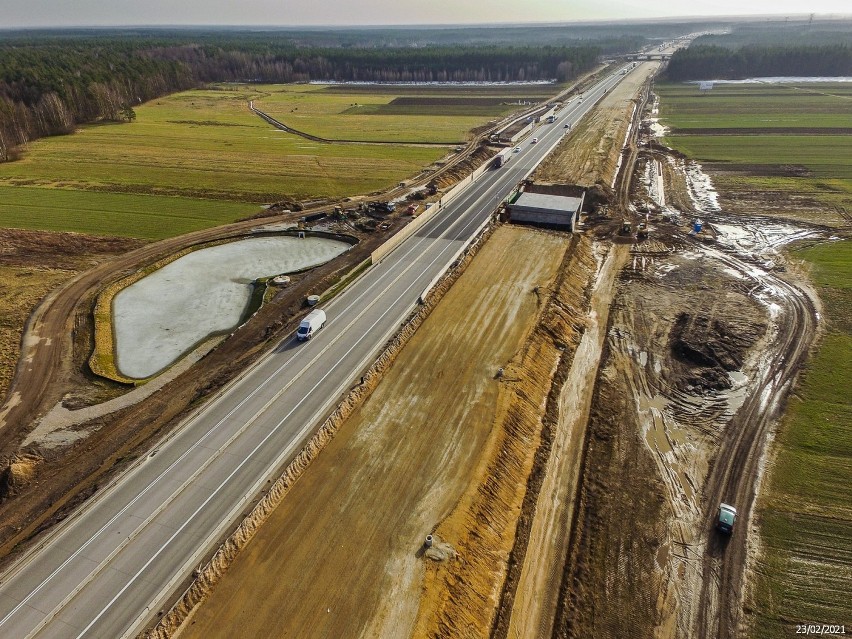 Jak postępuje budowa A1 w okolicach Radomska? Oto najnowsze zdjęcia z lotu ptaka i nie tylko [marzec 2021]