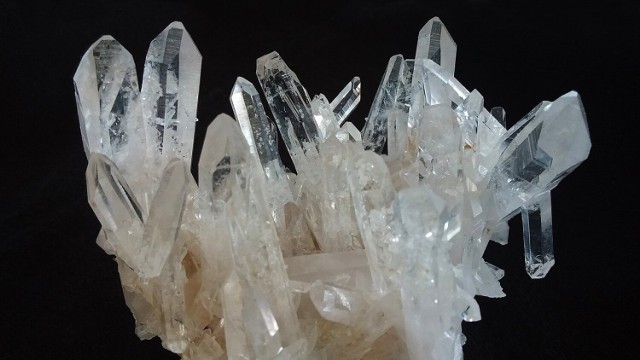 Kryształ górski ma podnosić witalność organizmu. Kliknij galerię i poznaj właściwości innych minerałów, które występują na Dolnym Śląsku